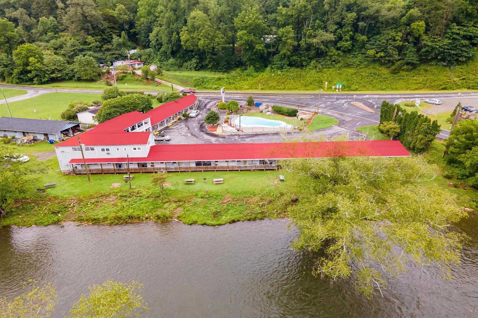 Lloyd'S On The River Country Inn By Oyo Bryson City Exterior foto